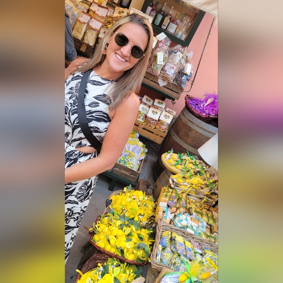 Meet your Posher, HappyGoLindsey - Picture 4 of 7